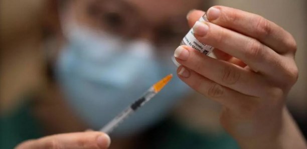 Vaccin AstraZeneca : la 2e injection des moins de 55 ans en France se fera avec Pfizer ou Moderna