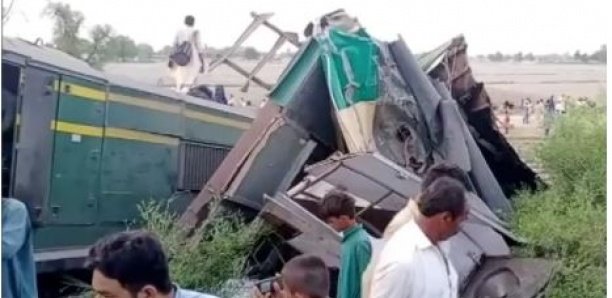 Au moins 40 morts dans un double accident ferroviaire au Pakistan