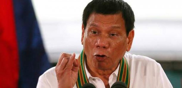Le président philippin menace de prison les habitants qui refusent le vaccin