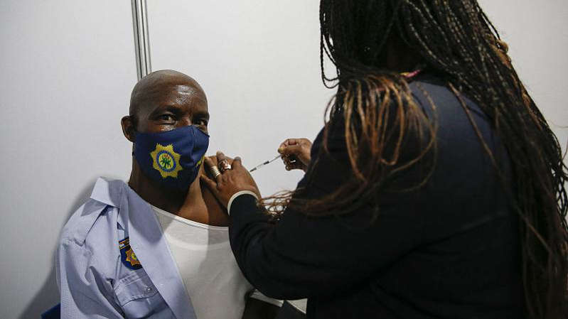 L’Afrique du Sud commence à vacciner les policiers