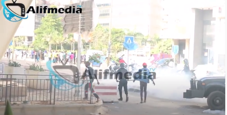 Video: Des Guinéens Gazés aux lacrymogènes devant leur ambassade au Sénégal